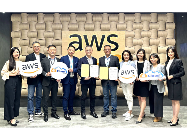 (左5) AWS台灣暨香港總經理王定愷與(右5) 伊雲谷集團董事長暨創辦人蔡佳宏雙方團隊合影